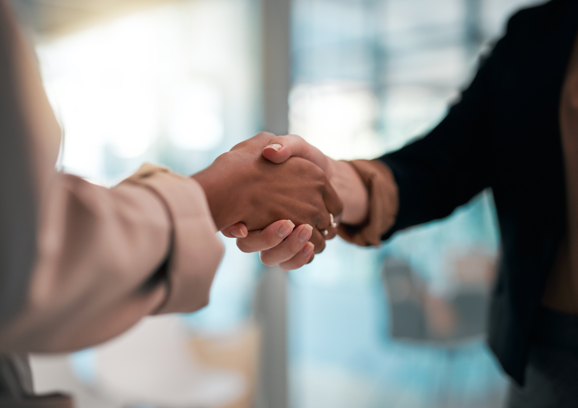 Poignée de main entre une entreprise et MAKERS